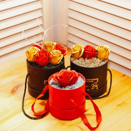 Red and Gold Roses Deluxe 