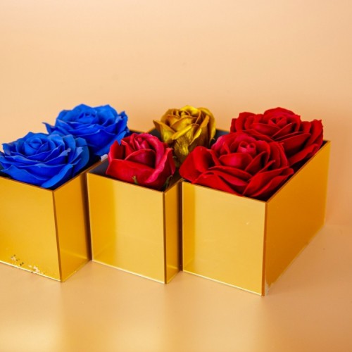Luxury Trio – Σύνθεση με Τριαντάφυλλα σε Χρυσά Κουτιά